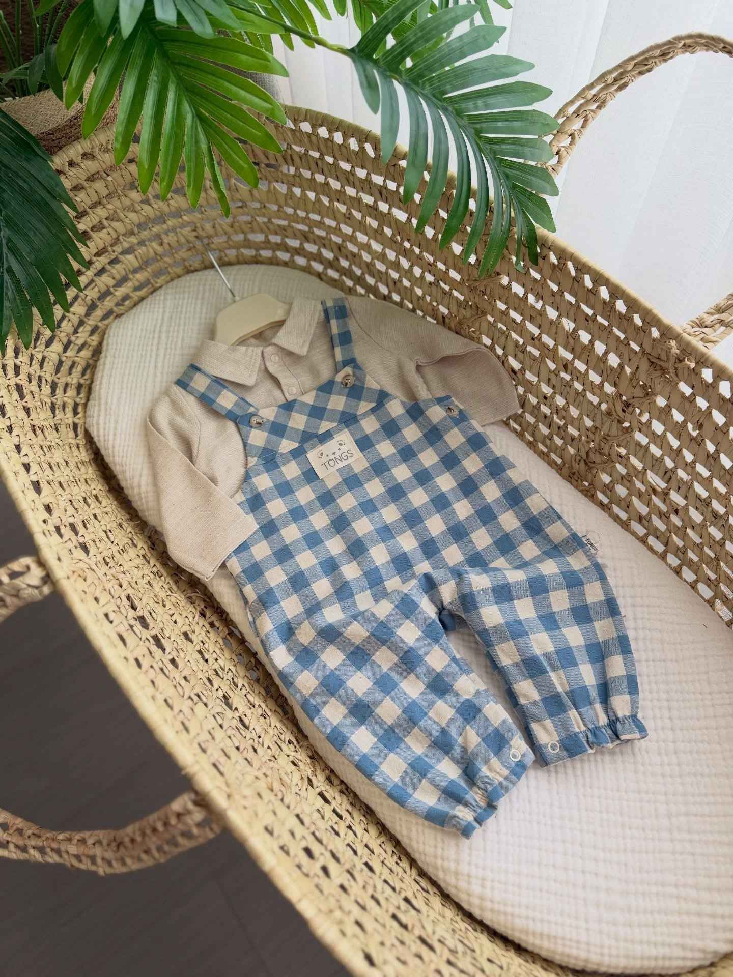 Salopette a quadretti azzurri con camicia in lino