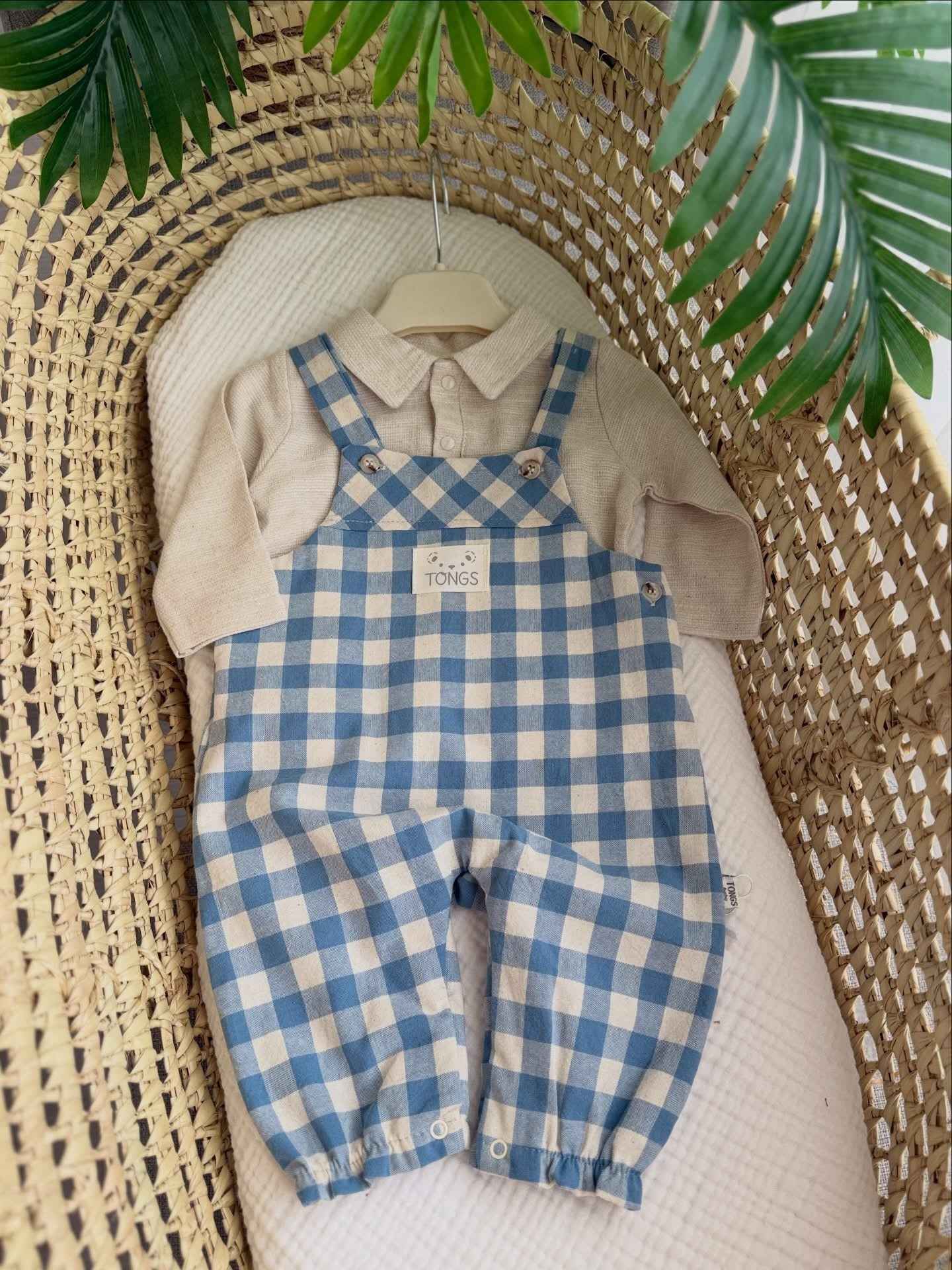 Salopette a quadretti azzurri con camicia in lino