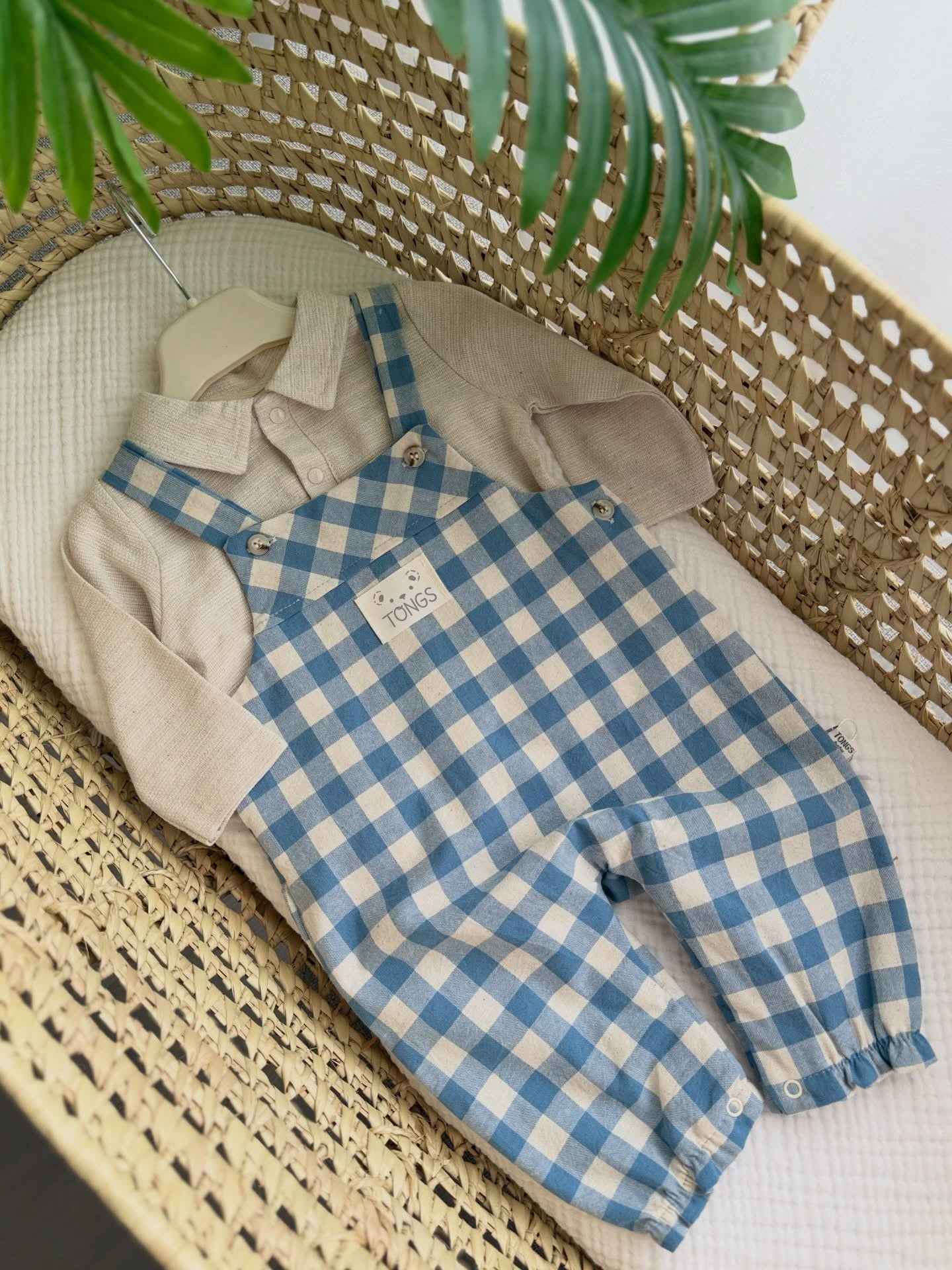 Salopette a quadretti azzurri con camicia in lino
