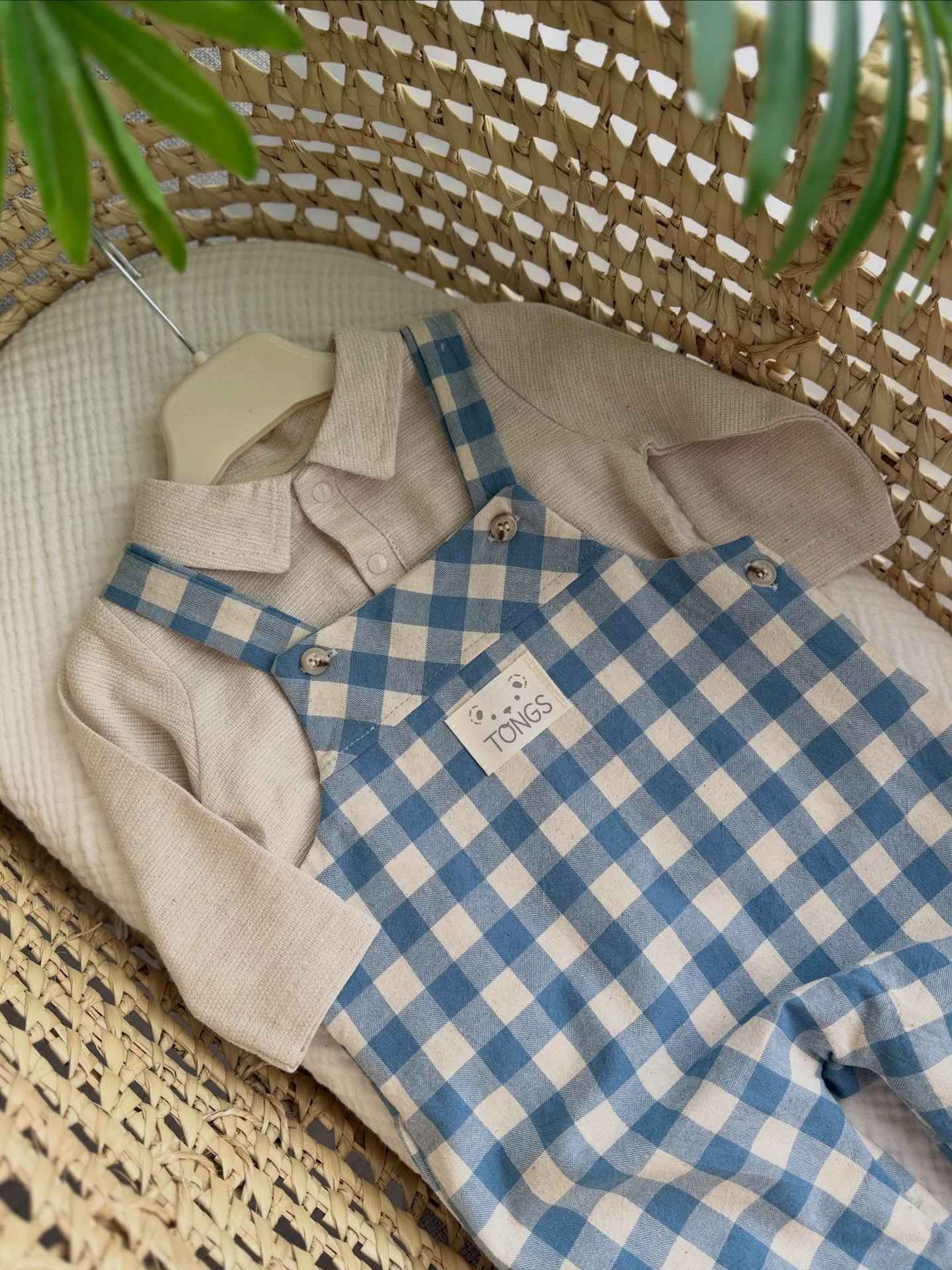 Salopette a quadretti azzurri con camicia in lino