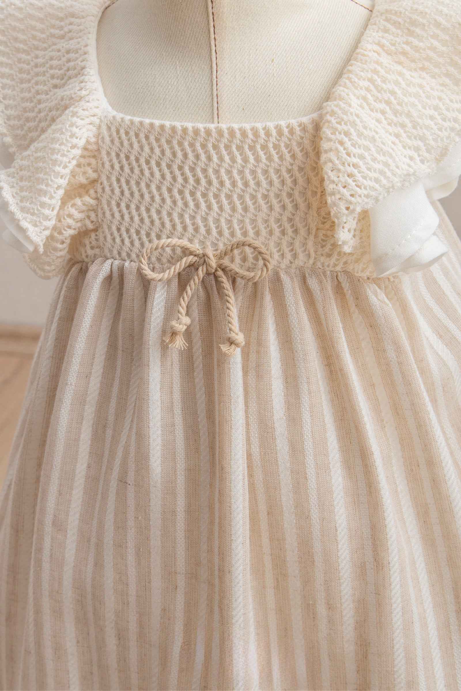 Abito neonata con smock e balze in pizzo