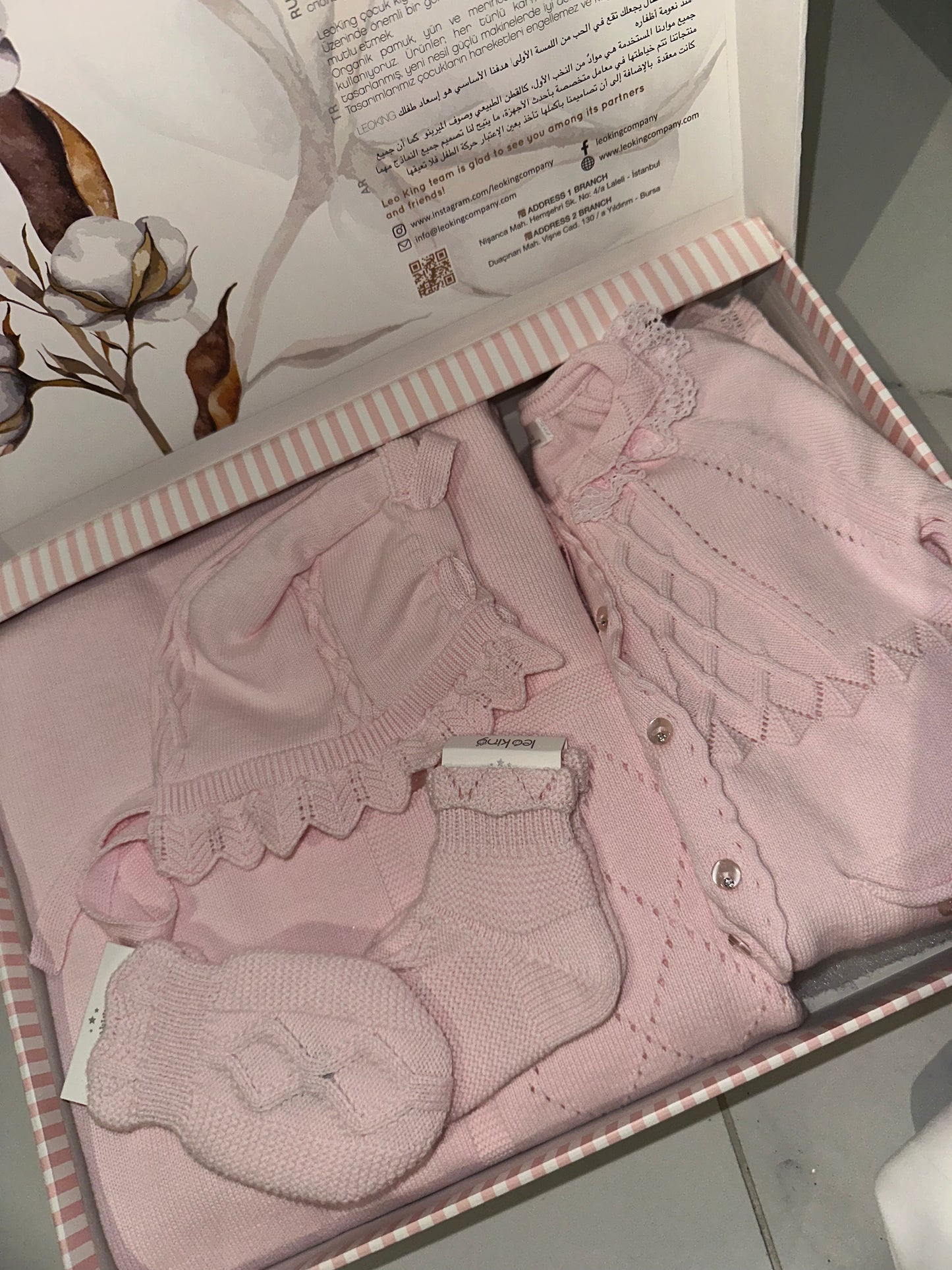 8-Piece White Knit Baby Birth Set - Elegance and Softness for the First Days