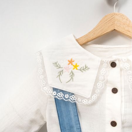 Completo bimba gonna con bretelle in denim e camicia ricamata