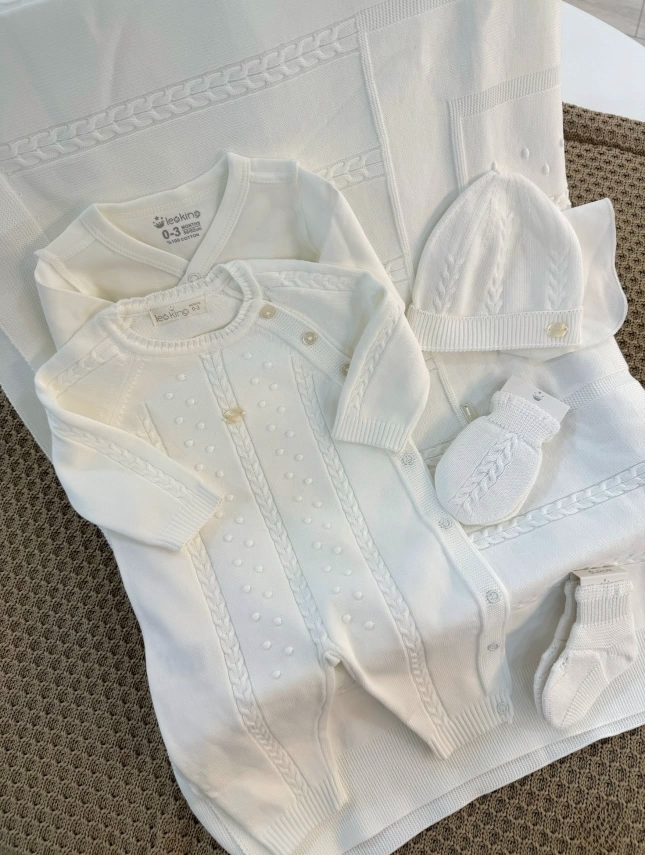 Newborn Knitted Set - 8 Pieces - Elegance and Comfort