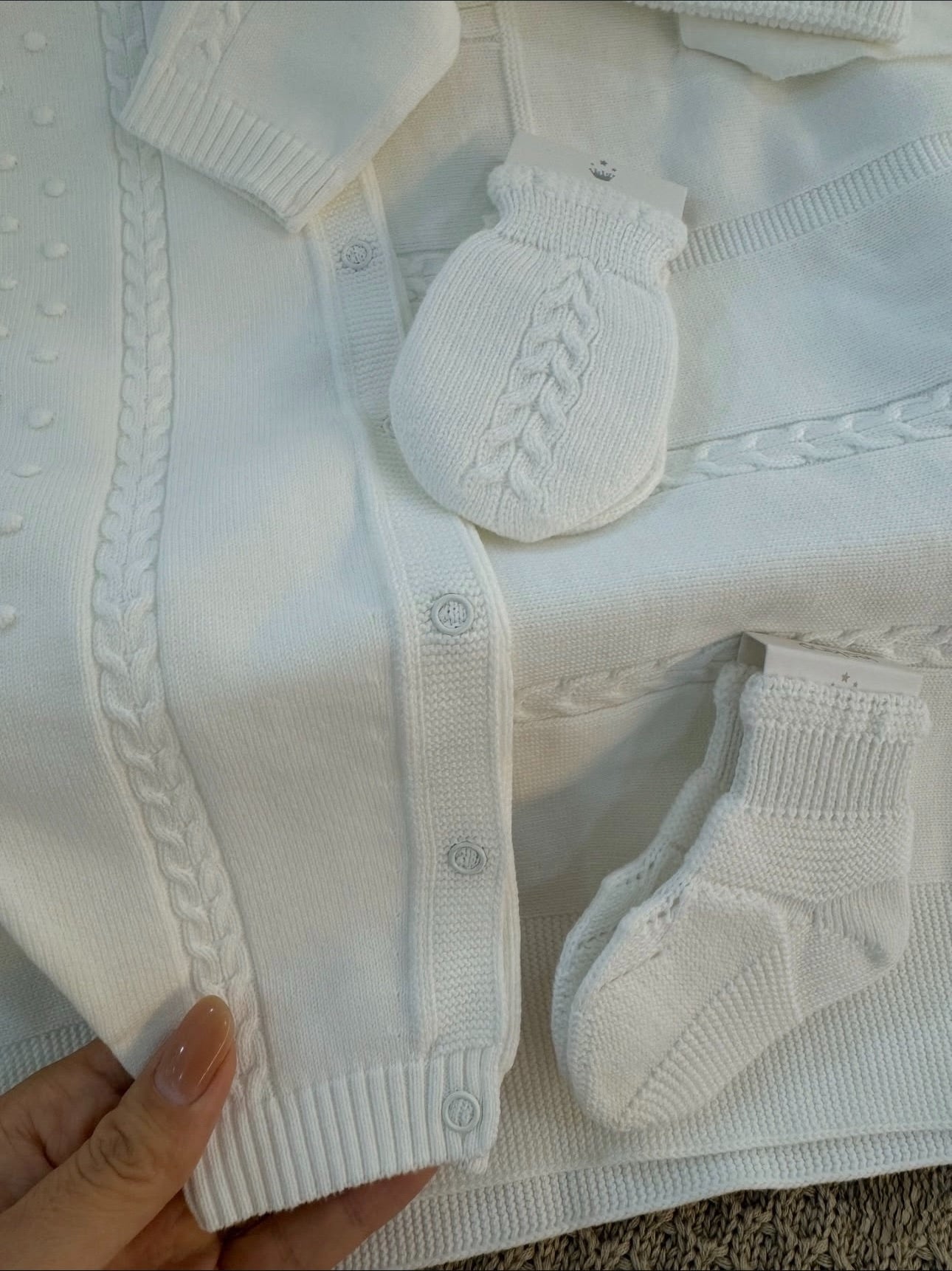 Newborn Knitted Set - 8 Pieces - Elegance and Comfort