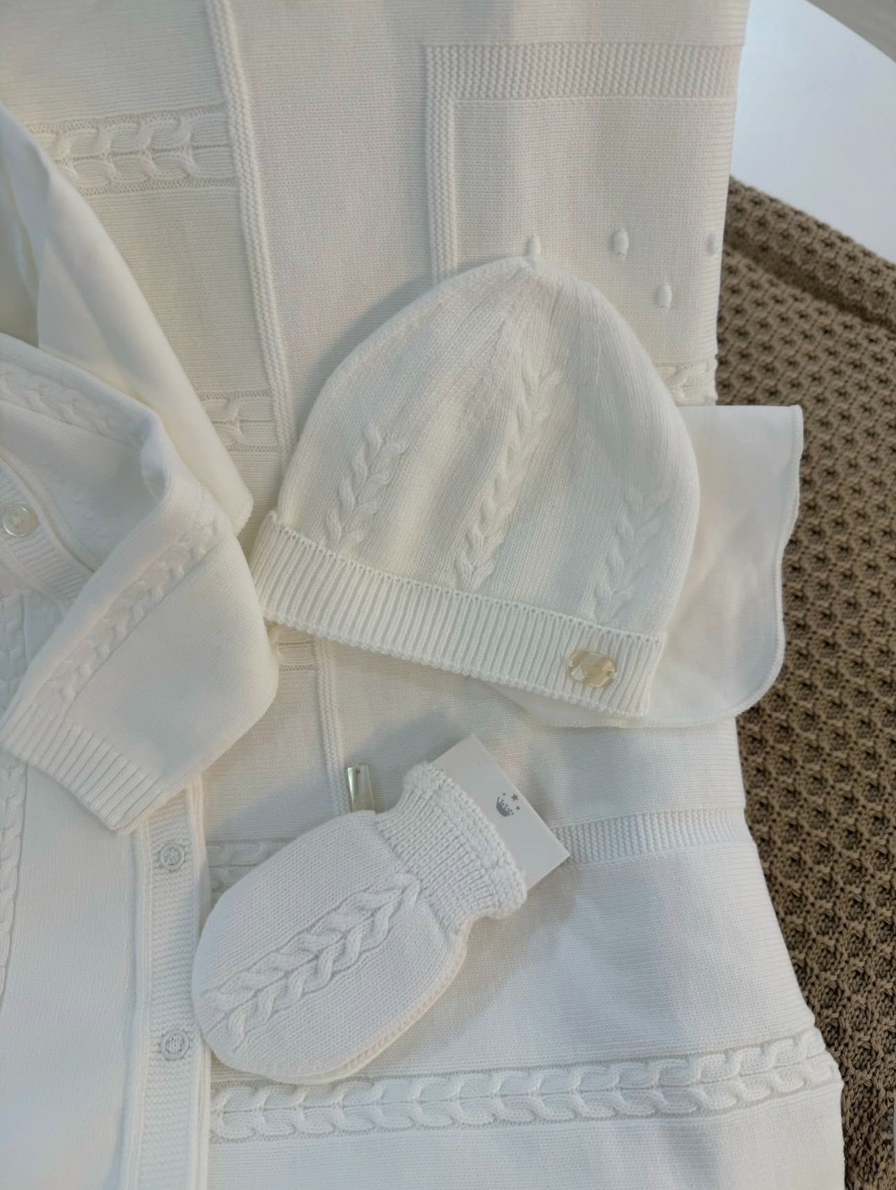 Newborn Knitted Set - 8 Pieces - Elegance and Comfort