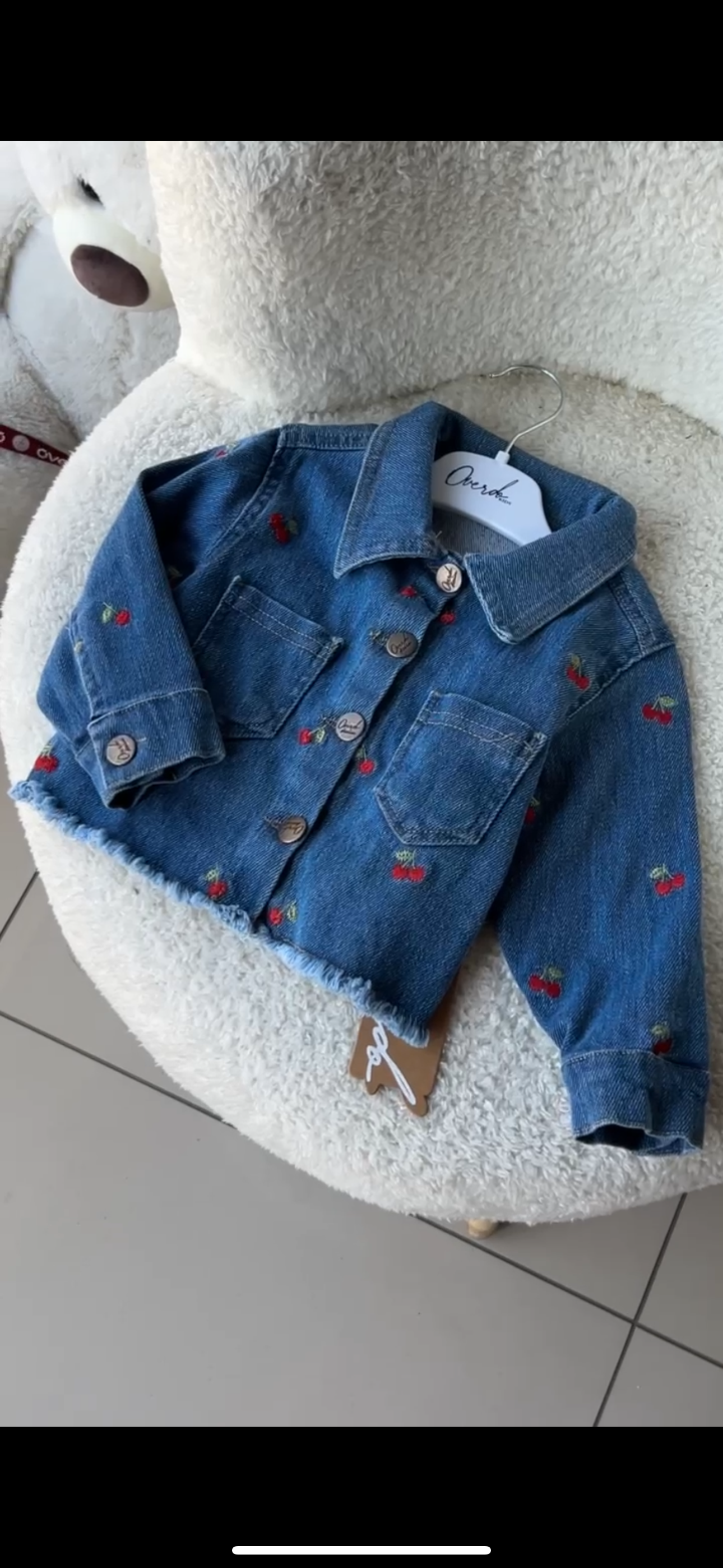 Giacca in denim con ricami di ciliegie