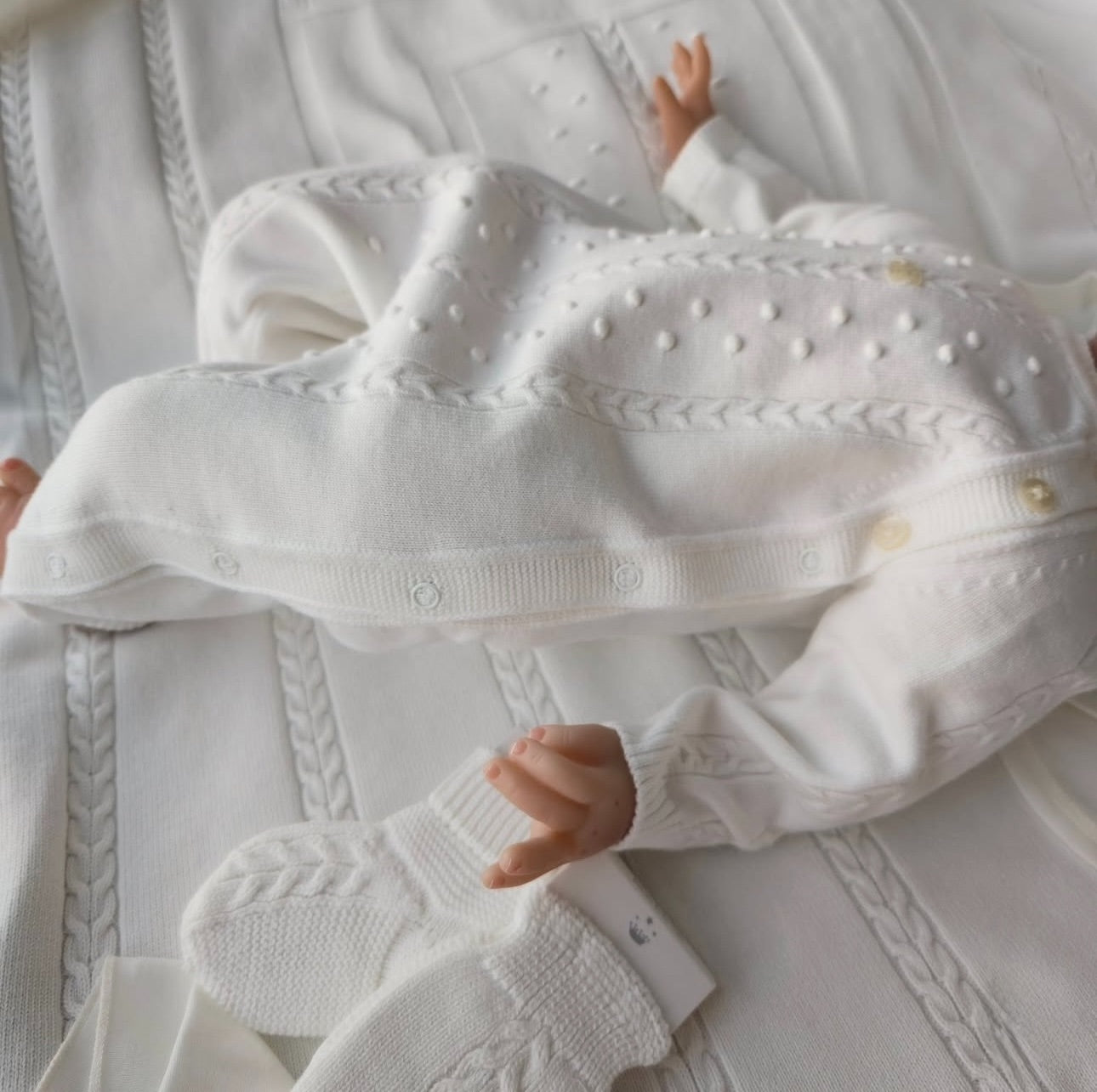 Newborn Knitted Set - 8 Pieces - Elegance and Comfort