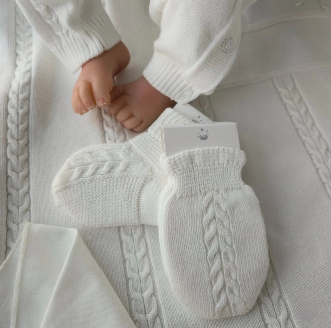 Newborn Knitted Set - 8 Pieces - Elegance and Comfort