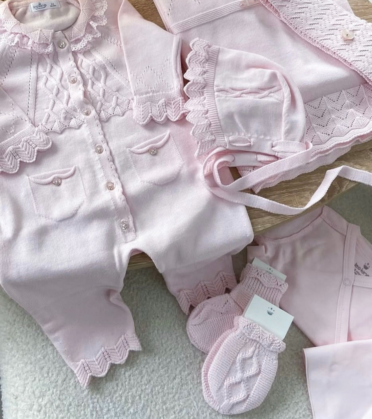 8-Piece White Knit Baby Birth Set - Elegance and Softness for the First Days