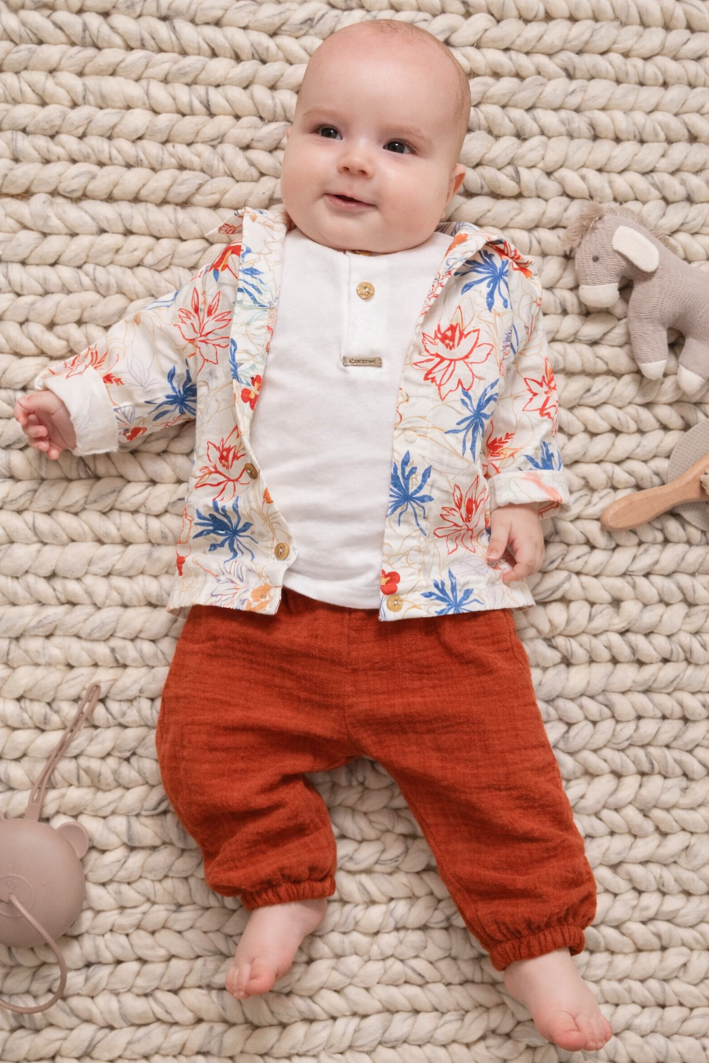 Camisa y pantalones florales de algodón orgánico