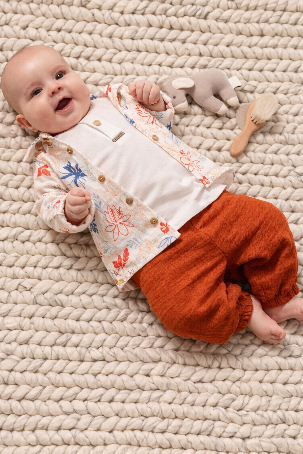 Camisa y pantalones florales de algodón orgánico