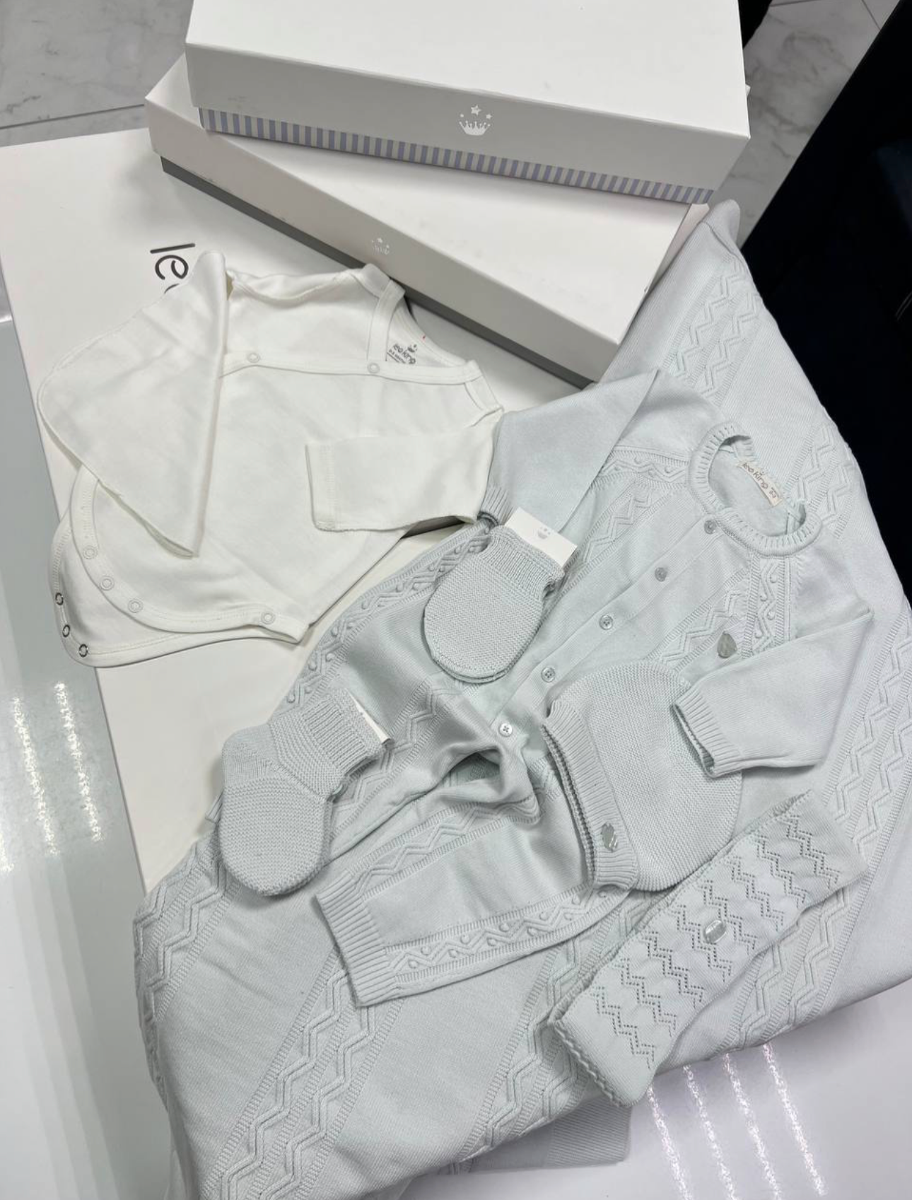 100% organic cotton knitted newborn birth set – Elegance and comfort – 8 pieces