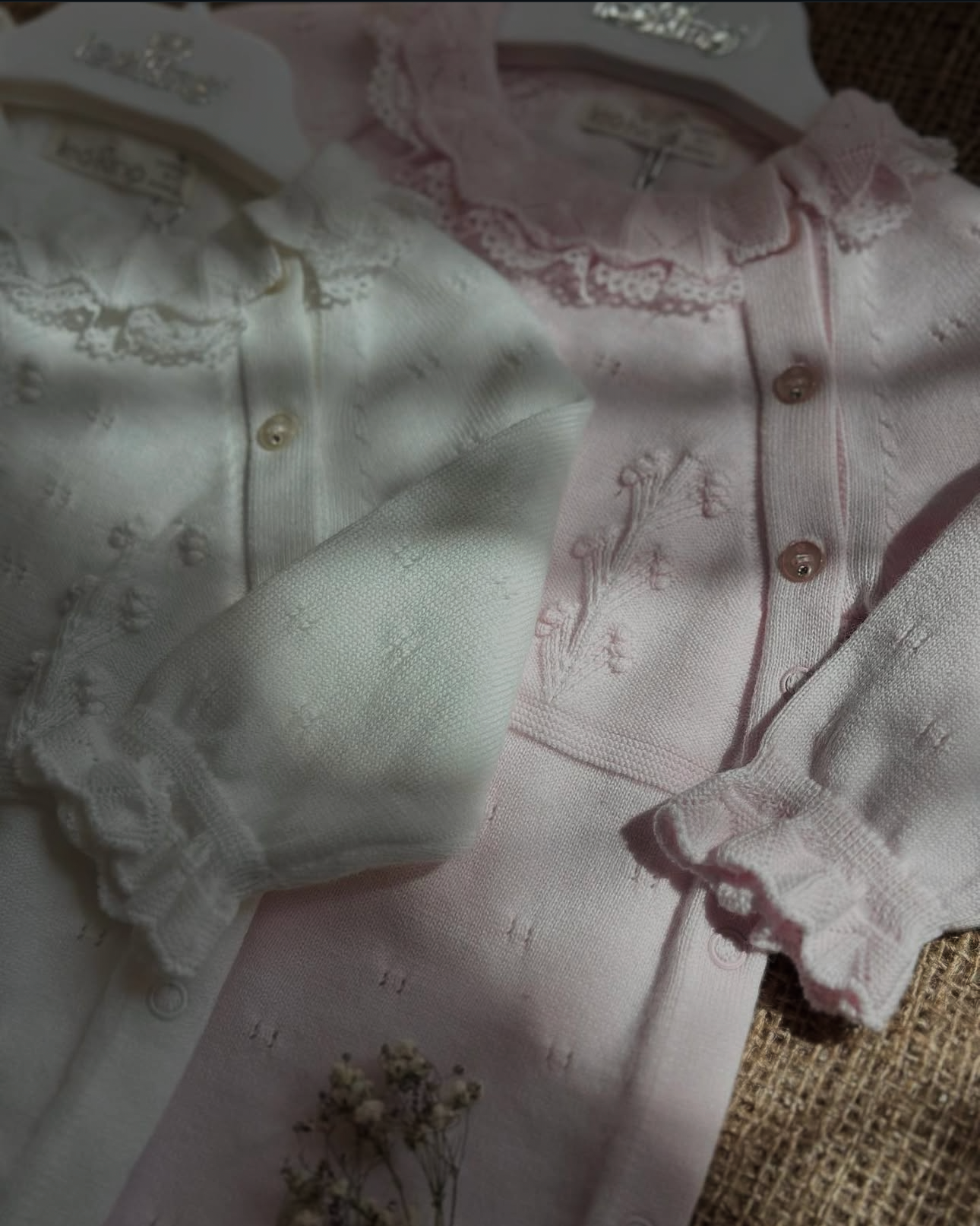 Set Tutina e cappellino con Dettagli in Pizzo