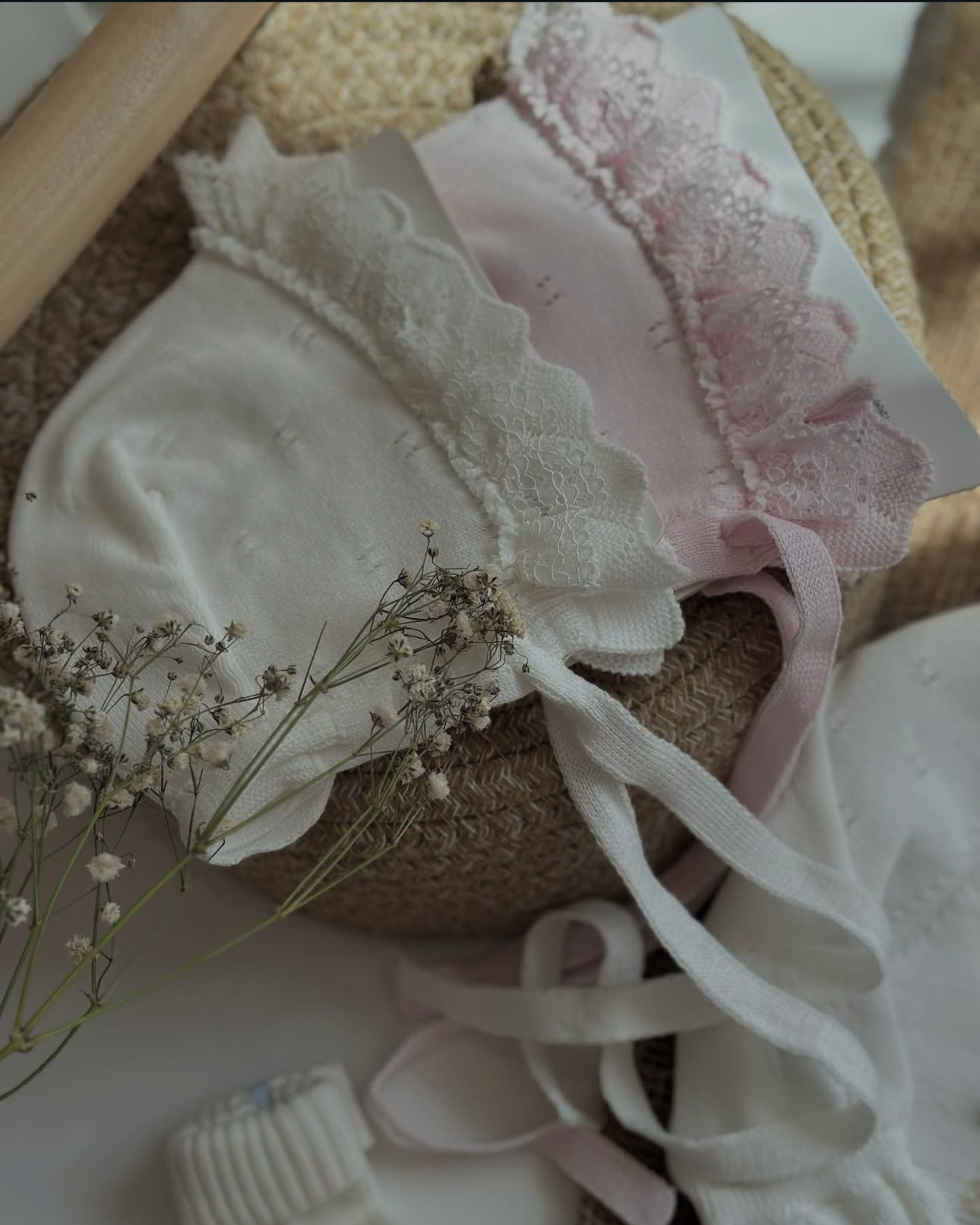 Set Tutina e cappellino con Dettagli in Pizzo