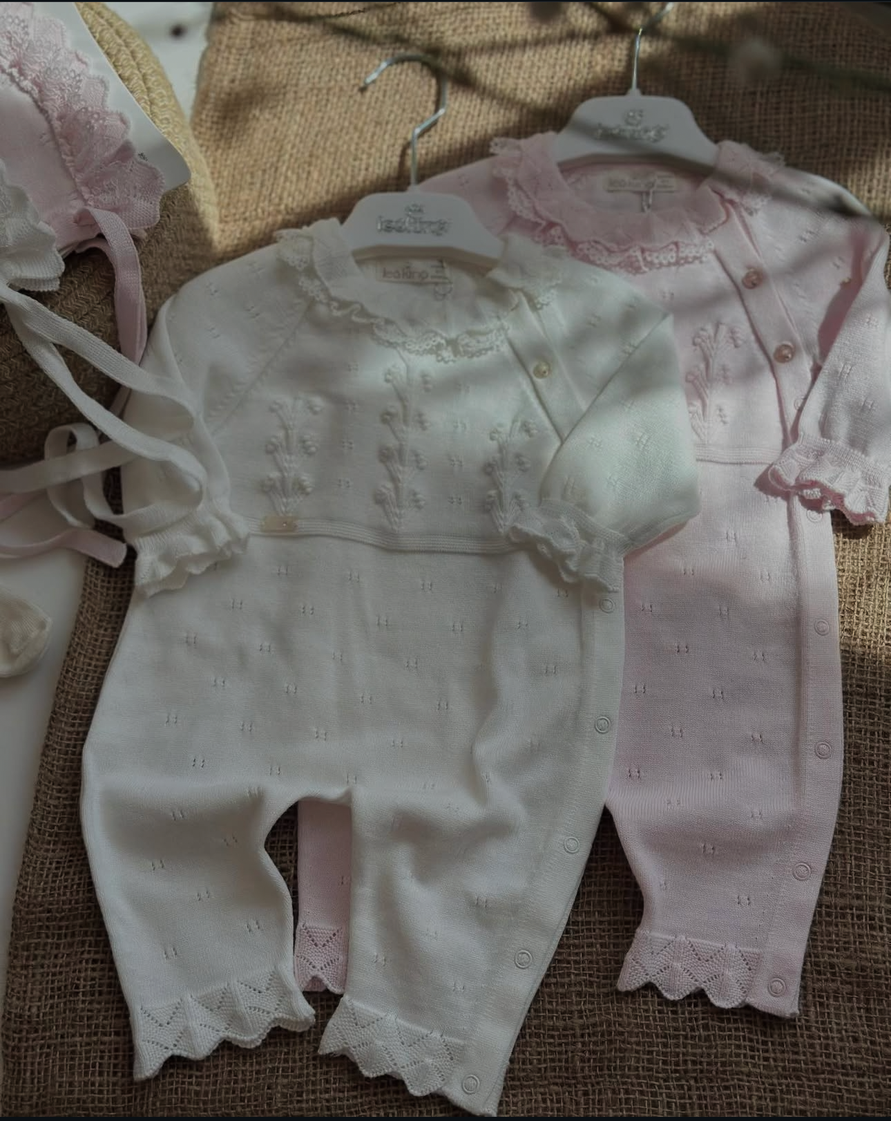 Set Tutina e cappellino con Dettagli in Pizzo