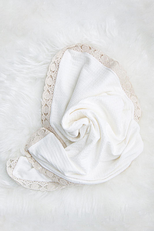 Coperta in cotone con bordo ricamato in pizzo